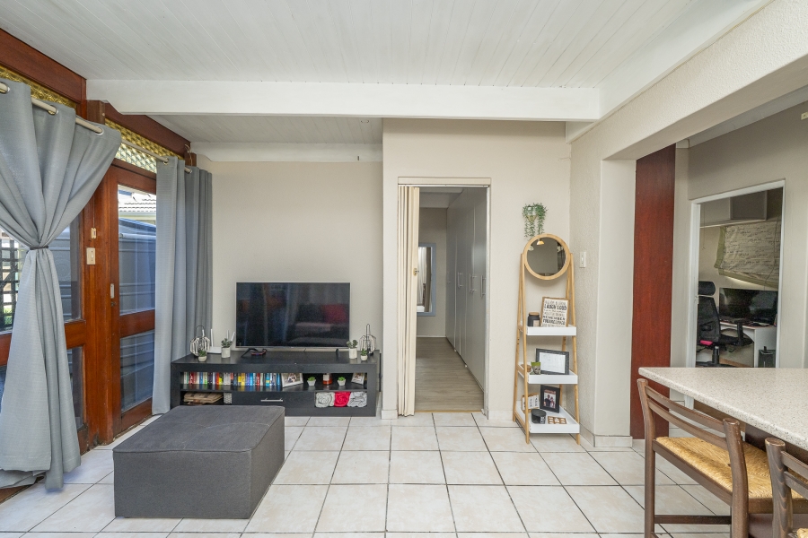 5 Bedroom Property for Sale in Kenridge Western Cape